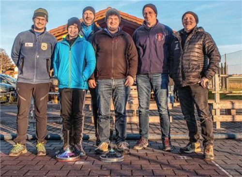 Die ersten SVO-Sieger des Jahres 2025: (von links) Wettkampfleiter und Sportwart Sebastian Pronberger, Fritzi Eder junior, Franz Mayer, Fritzi Eder senior, Hans Baumann und SVO-Vorsitzender Peter Niedermeier. Foto stache