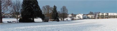 Die Fläche für den Gemeinschaftsgarten ist noch vom Schnee bedeckt.