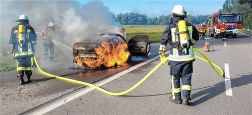 Die freiwilligen Feuerwehren sind im Notfall zur Stelle: Einsatz auf der Bundesstraße. Foto reg