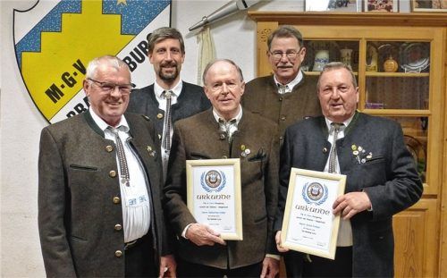 Die frisch gewählte Vorstandschaft mit den Geehrten: (von links) Vorsitzender Bernhard Kreuz, Zweiter Vorsitzender Hubert Weinzierl, Kassier Sebastian Unker mit Ehrenurkunde, Schriftführer Peter Prieschl und Ehrendirigent Anton Fellner, ebenfalls mit der Ehrenurkunde des Innkreis-Sängerbundes.Foto re