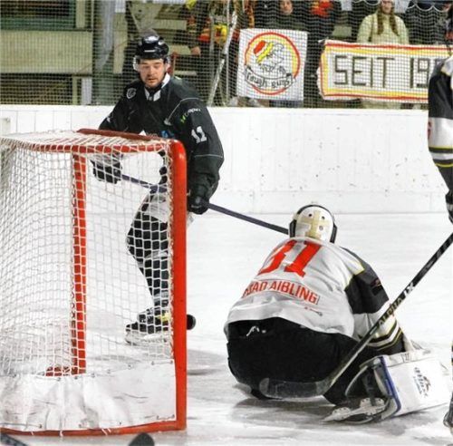 Die frühe Führung für die Hausherren: Wayne Grapentyne netzte zum 1:0 für Trostberg ein.Foto Butzhammer
