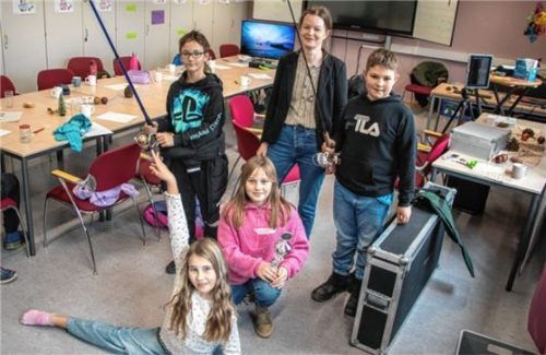 Die fünf waren sichtlich stolz, Symbole ihrer Vereinstätigkeit zeigen zu können: (hinten, von links) Matthias und Quirin mit der Angel für den Fischereiverein gemeinsam mit Jugendsozialarbeiterin Katrin Rohde. Marina mit dem Pokal vom Schützenverein sowie ein Spagat von Marie als sichtbares Zeichen für den Turnverein. Foto stache