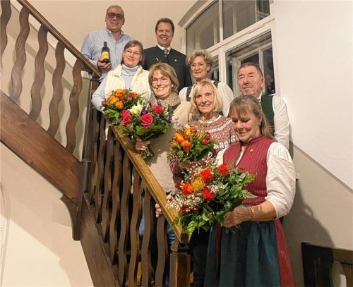 Die geehrten Mitglieder des gemischten Chors: (von links oben) Franz Dussmann, Agnes Lerner, Babsi Grießl, Christina Lindinger und Regina Berger. Rechte Seite von oben: Alois Hundhammer, Vorsitzender Sängerkreis Wendelstein, Chorleiterin Heide Hauser, Chorvorstand Reiner Maras. Auf dem Bild fehlt Peter Maier. Foto re