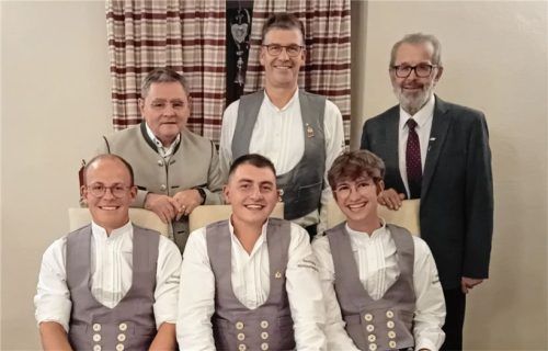 Die Innungssieger der Gesellenprüfung, Benno Kröll (sitzend von links), Ferdinand Godl und Fabian Holzner, wurden von Landrat Erwin Schneider, Altötting (von links), Obermeister Peter Heiß und Landrat Stellvertreter Richard Fischer aus Mühldorf geehrt. Foto  MAIER