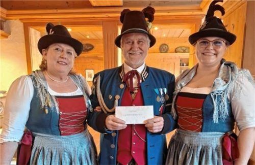 Die Marketenderinnen Marion Sarson (links) und Sabine Eberl (rechts) übergaben Hauptmann Hermann Bogner eine Spende für die Kompanie-Kasse.Fotos  Hecht