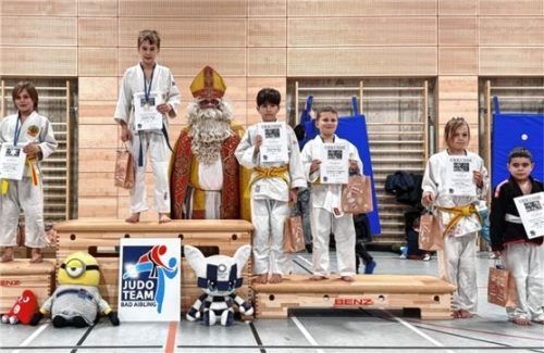 Die Medaillen und Urkunden überreichte der Nikolaus. Foto JUDO TEAM BAD AIBLING
