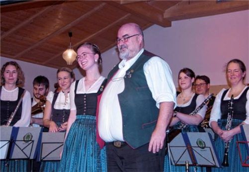 Die Nachwuchsdirigentin der Jugendkapelle Vagen, Magdalena Eham und Musikschulleiter und der Dirigent der Musikkapelle Vagen erhalten tosenden Applaus. Foto re