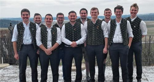 Die neue alte Vorstandschaft: (von links) Beisitzer Michael Hell und Simon Buchner, Zweiter Kassier Kalle Cehajic, Zweiter Vorsitzender Peter Fortner, Vorsitzender Georg Buchner, Fähnrich Benedikt Buchner, Schriftführer Dominik Rothbucher, Fähnrich Christof Kailer, Zweiter Schriftführer Fabian Kink und Beisitzer Josef Blank.Foto Stübl