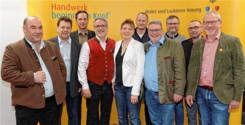Die neue Vorstandschaft der Maler und Lackierer Innung Region München: (von links) Wolfgang Metsch, Arno Schneider, Alexander Leierer, Obermeister Andreas Romanow, Bernadette Stalleder, Benedikt Müller, Geschäftsführer Dr. Jürgen Weber, Robert Krüger, Andreas Stemmer sowie der stellvertretende Obermeister Florian Müller. Foto Seitz