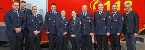 Die neue Vorstandschaft (von links): die Vertrauensleute Max Schmidt und Josef Nagl, Schriftführer Michael Franz, Vorsitzender Matthias Kuchler, Kassierin Magdalena Kuchler, Zweite Kommandantin Christina Antretter, Kommandant Markus Berger, die Vertrauensleute Johannes Bachleitner und Josef Oberauer sowie Bürgermeister Matthias Jokisch. Foto fEUERWEHR dEGERNDORF