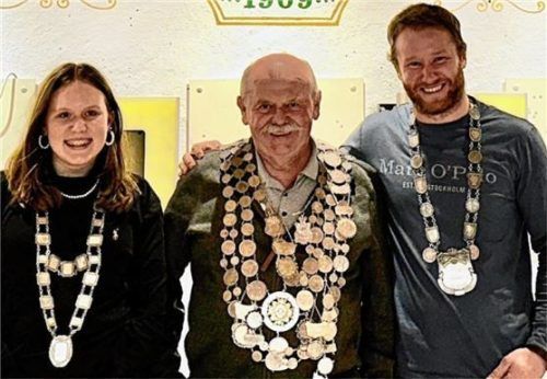 Die neuen Schützenkönige: (von links) Annika Maier (Jugend), Adalbert Brand senior und Johannes Thuspaß (Luftpistole). Foto Schweinsteiger