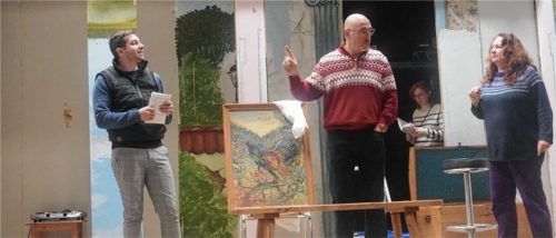 Die Proben des Stadltheaters Bruckmühl-Heufeld laufen auf Hochtouren: (von links) Martin Zuckermaier, Peter Iberle und Jutta Westner, im Hintergrund: Maria Gättke.Foto re