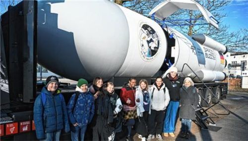 Die Schüler aus der Klasse 6b mit Klassenleiterin Martina Kreidl und Niklas Lundßien (Zweiter von rechts) vor dem „Spacebuzz One“.Foto  Ruprecht