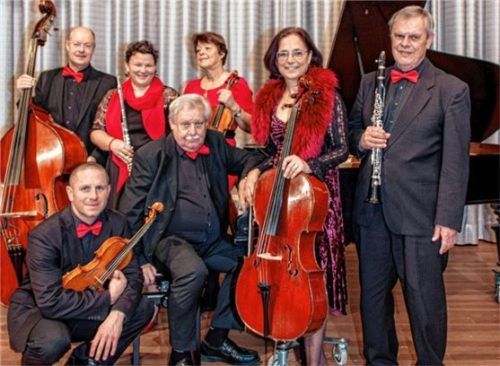 Die sieben Rosenheimer Musiker spielen alte Schlager, Tango und Filmmusik. Foto Re