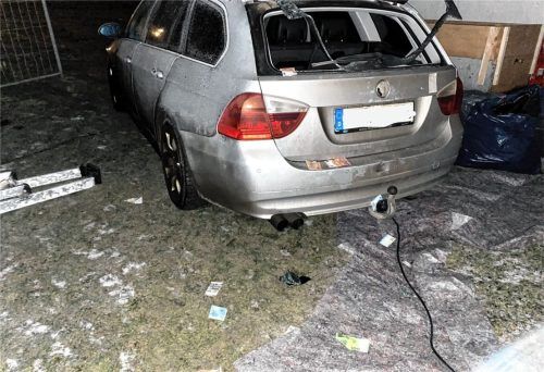 Die Täter hatten es offenbar eilig: Nachdem sie die Heckscheibe dieses BMW in der Nähe der Vorsilvesterparty des Grama-Vereins eingeschlagen und aus dem Kofferraum einen Betrag in fünfstelliger Höhe entwendet hatten, machten sie sich so schnell aus dem Staub, dass sie einen Teil ihrer Beute sogar am Tatort zurückließen. Foto  re