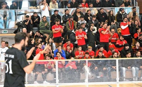 Die Teams von Genclerbirligi und Türkspor hatten schon in der Zwischenrunde viele Anhänger mit dabei.Foto Franz Ruprecht