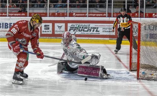Die Vorentscheidung im Spiel: Regensburgs Goldhelm Corey Trivino bezwingt den guten Starbulls-Goalie Patrik Mühlberger zum 3:1.Foto Andreas Nickl