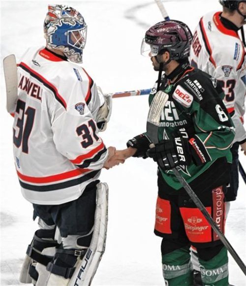 Diesmal friedlich: Kassels Torwart Brandon Maxwell beim Shake-Hands mit Lukas Laub.Foto Franz Ruprecht