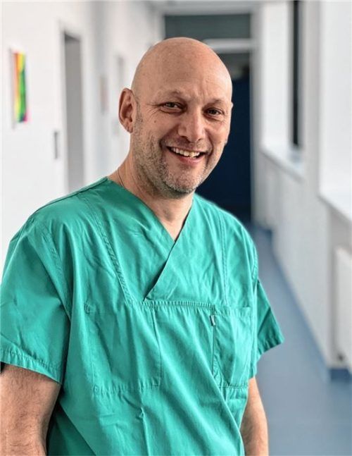 Dr. David Schul leitet als Chefarzt die neue Abteilung für Neurochirurgie am InnKlinikum Altötting.