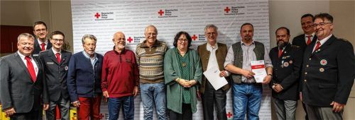 Ehrung für langjährige Mitgliedschaft: Geschäftsführung, Bereitschaftsleitungen und ihre Stellvertreter zeichneten verdiente BRK-Mitglieder aus. Foto BRK-Bereitschaft Bad Aibling