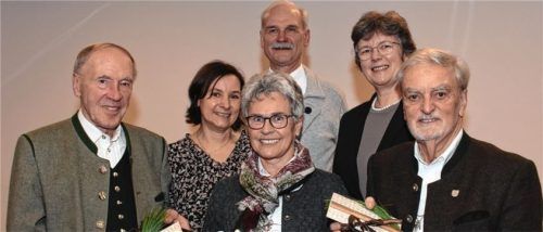 Ehrungen beim Neujahrsempfang: (von links) Wast Unterseher, in Vertretung seiner erkrankten Ehefrau Traudi, Irmingard Schmid, stellvertretende Pfarrgemeinderatsvorsitzende, Irmingard Weiner, Pfarrer Helmut R. Kraus, Pfarrgemeinderatsvorsitzende Aleksandra Fusek und Johann Weiß. Foto Lederwascher