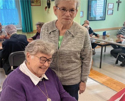 Ein Aktenordner voller Ideen: Ursula Davanzo (links) ist die neue Seniorenbeauftragte der Arbeiterwohlfahrt in Bad Aibling. Barbara Svoboda unterstützt sie nach Kräften. Foto kotter