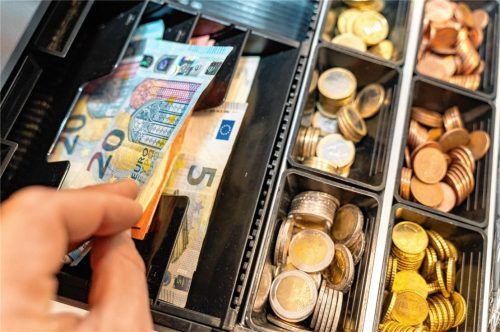 Ein bislang unbekannter Täter hatte kurz vor Weihnachten in die Kasse eines Supermarktes gegriffen und sich mit der Beute im unteren dreistelligen Bereich aus dem Staub gemacht. Foto Imago/Michael Bihlmayer