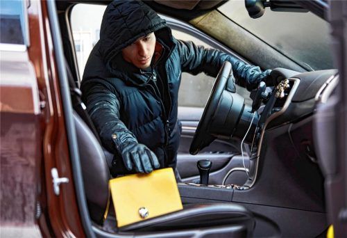 Ein Dieb stiehlt eine Handtasche aus einem unverschlossenen Auto (Symbolbild). In Kolbermoor ist es jüngst vermehrt zu derartigen Taten gekommen. Foto Imago