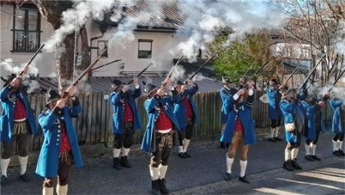 Ein dreifacher Salut hallte von der Schützenkapelle über die Stadt. Foto hecht