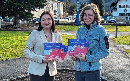 Ein ehrgeiziges Abschlussprojekt für ihre Ausbildung haben sich Melissa Funk von der Kur- und Gästeinformation Bad Feilnbach (links) und Anna Rieser von der Tourist-Information Oberaudorf vorgenommen.Foto Steffenhagen
