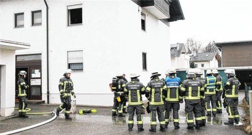 Ein Feuer in diesem Wohnhaus machte am Mittwoch einen größeren Einsatz der Rosenheimer Floriansjünger erforderlich.Foto Reisner