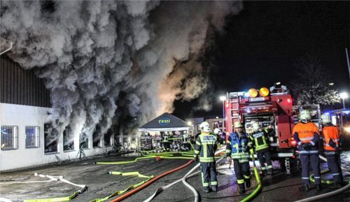 Ein lauter Knall und viel Rauch: Was hat den Vollbrand im Ein-Euro-Laden in Kiefersfelden ausgelöst? Foto Reisner