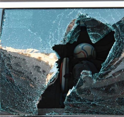 Eine eingeschlagene Scheibe gehörte zum modus operandi des Angeklagten. Er gibt zu, mehrfach Autos aufgebrochen zu haben, um Beute zu machen. Foto dpa (Symbolbild)