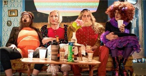 Eine groteske Truppe: die Ehepaare Smith und Martin beim Pläuschchen auf der Couch.Foto kruse