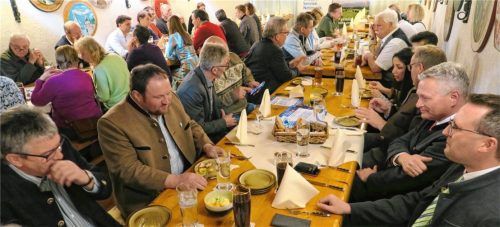 Eine hohe „Bürgermeister-Dichte“ verzeichnete die Jahresabschlussveranstaltung: (vorne von links) Klaus Meixner (Irschenberg), Peter Wagner (Aying), Sepp Hupfauer (Dritter Bürgermeister Feldkirchen-Westerham) sowie (vorne von rechts) Stephan Schlier (Bad Aibling) und Richard Richter (Bruckmühl).Fotos Baumann