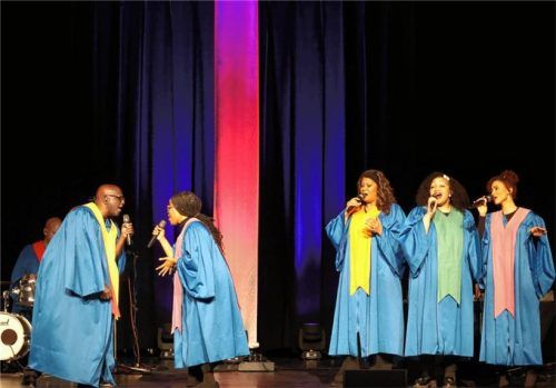 Eine Mitreißende Darbietung: „The Original USA Gospel Singers“ bei ihrem Auftritt im Mühldorfer Stadtsaal. Foto seitz