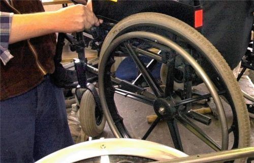 Eine Odyssee erlebte die schwerbehinderte Lise R. aus Kolbermoor bei ihrem Versuch, eine zuständige Stelle zu finden, die ihr jemanden zur Reparatur ihres defekten Rollstuhlreifens schickt (Symbolbild). Foto dpa