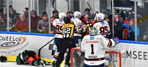 Eine Partie mit Revanche-Charakter: Lukas Laub (links) blieb hier nach einem Bandencheck von Luca Hauf am Boden liegen. Eigentlich waren es aber die Starbulls, die noch eine Rechnung offen hatten. Foto Hans-Jürgen Ziegler