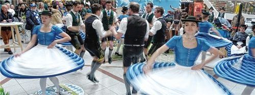 Eine Trachtengruppe aus Westerham trat im Vorjahr im Berliner Europa-Center auf, um Werbung für Bayern und die Region zu machen. Foto Hötzelsperger
