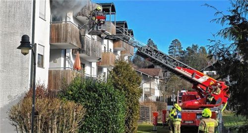 Einen Balkonbrand am Moosbauerplatz löschten am Montag die Kameraden der Feuerwehren Bad Endorf, Antwort und Hemhof. Foto Ammelburger