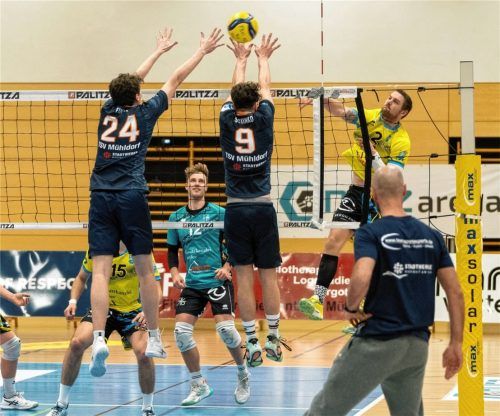 Einen dichten Block fordert der Mühldorfer Trainer Kolevich von seiner Mannschaft, so wie es Felix Schinko (links) und Mittelblocker Connor Finnie bereits demonstrierten. Foto Bartsch