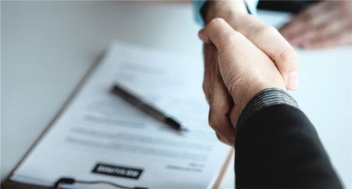 Einen Wechsel innerhalb der Firma sollte man möglichst positiv begründen. Foto adobe stock/pornpirose suparit