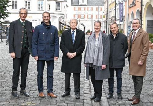 Es war ein emotionaler Abschied mit (von links) Andreas Maria Zach, Andreas März, Dr. Dr. Helmut Schmidt, Claudia Viebach, Heinz Bösl und Christian Salberg.Foto Schlecker