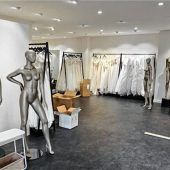 Seide, Tüll, Spitze und ganz viel Glitzer – ab heute bei „Fräulein Braut“