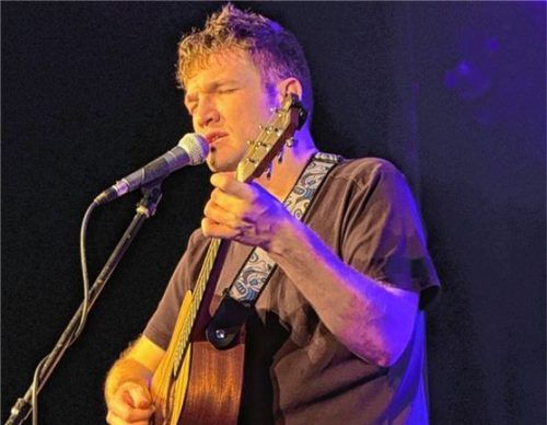 Felix Kramer aus Wien erwies sich im Haberkasten als außergewöhnlich talentierter Texter, Sänger und Musiker. Foto krb
