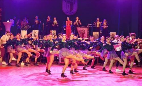 Fetzige Showeinlagen, wie hier von der Bad Aiblinger Garde, bekommen die Besucher beim fünften Tanzfestival geboten. Foto hecht