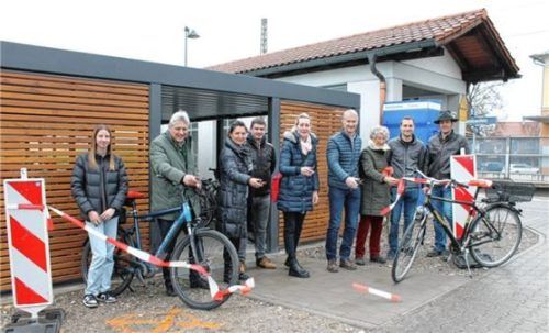 Freude über den neuen Radlunterstand: Vertreter der Gemeinde und der Baufirmen bei der Eröffnung der Park & Ride-Anlage am Bahnhof.