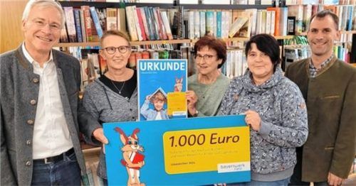 Freuen sich über das „Lesezeichen“ (von links): Armin Irlbeck, Burgi Freudenstein, Monika Freiberger, Martina Niederlechner und Bürgermeister Georg Reinthaler.