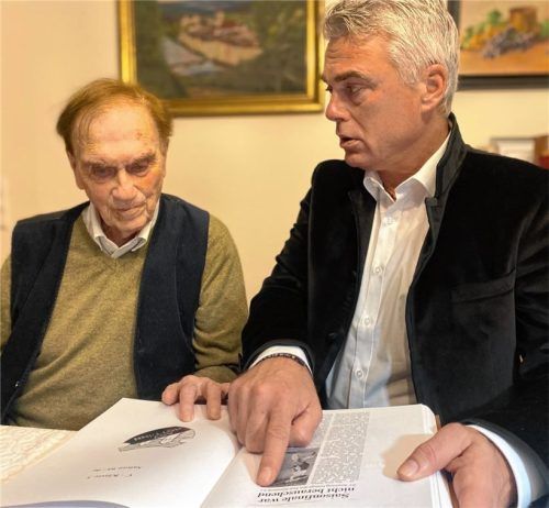 Fritz Wolf und sein Sohn Alexander bei der Lektüre alter OVB-Artikel. Beide miteinander sind insgesamt 90 Jahre in der Schiedsrichtergruppe Chiem.Foto Thomas Neumeier
