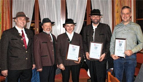 Für 25 Jahre Mitgliedschaft ehrten: (von links.) Zweiter Vorsitzender Michael Zinsmeister und Vorsitzender Thomas Reiter die treuen Weggefährten Michael Seebacher, Sebastian Seebacher und Andreas Weinberger.